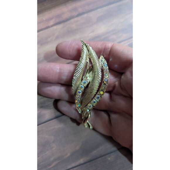 Vintage Gold Tone Leaf Brooch With Aurora Borealis Rhinestones Elegant Sparkle P - Picture 2 of 5